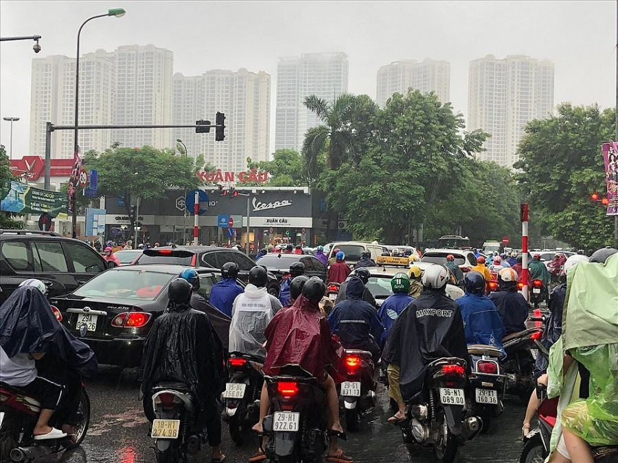 Hà Nội: Cảnh báo ngập lụt, ùn tắc giao thông khu vực nội thành do mưa lớn giờ cao điểm tan tầm