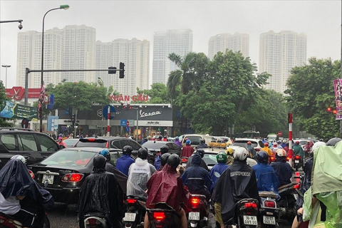 Hà Nội: Cảnh báo ngập lụt, ùn tắc giao thông khu vực nội thành do mưa lớn giờ cao điểm tan tầm