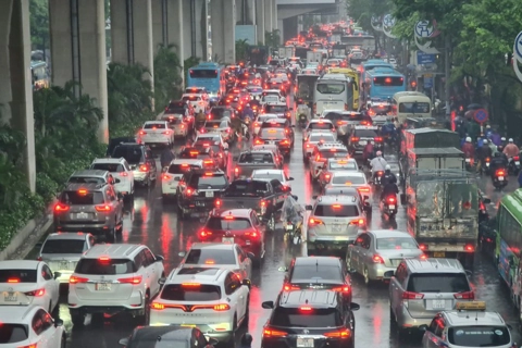 Ảnh: Hà Nội mưa xối xả đúng giờ tan tầm chiều nay 18/8
