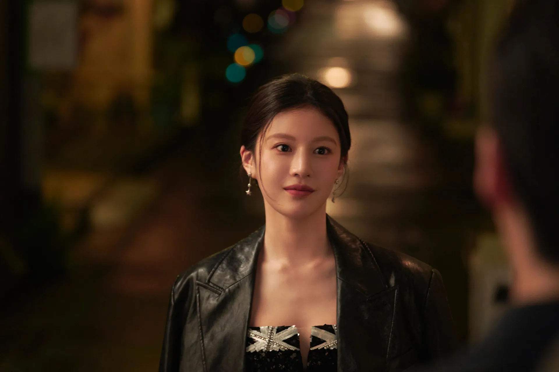 Tiếng yêu này, anh dịch được không: Bộ phim "đậm mùi tiền" thử thách trái tim khán giả