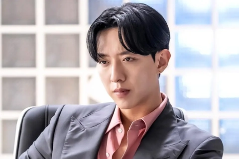 Nam thần Hàn Quốc lặng lẽ du lịch Hà Nội, tự quay video giữa phố cổ, fan Việt "vỡ òa"
