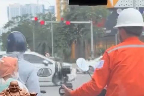 Hà Nội: Hành động nhỏ giữa ngã tư đường nóng 40 độ khiến triệu người rưng rưng