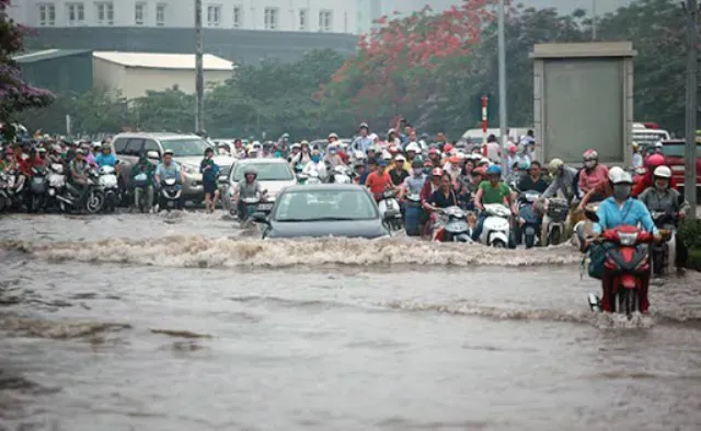 Hà Nội mưa xối xả, cảnh báo ngập lụt khu vực nội thành