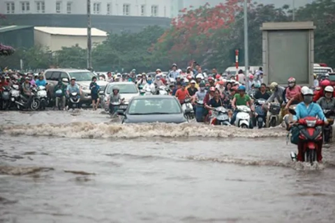 Hà Nội mưa xối xả, cảnh báo ngập lụt khu vực nội thành