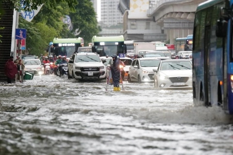 Mưa to kéo dài, cảnh báo ngập lụt nội thành Hà Nội