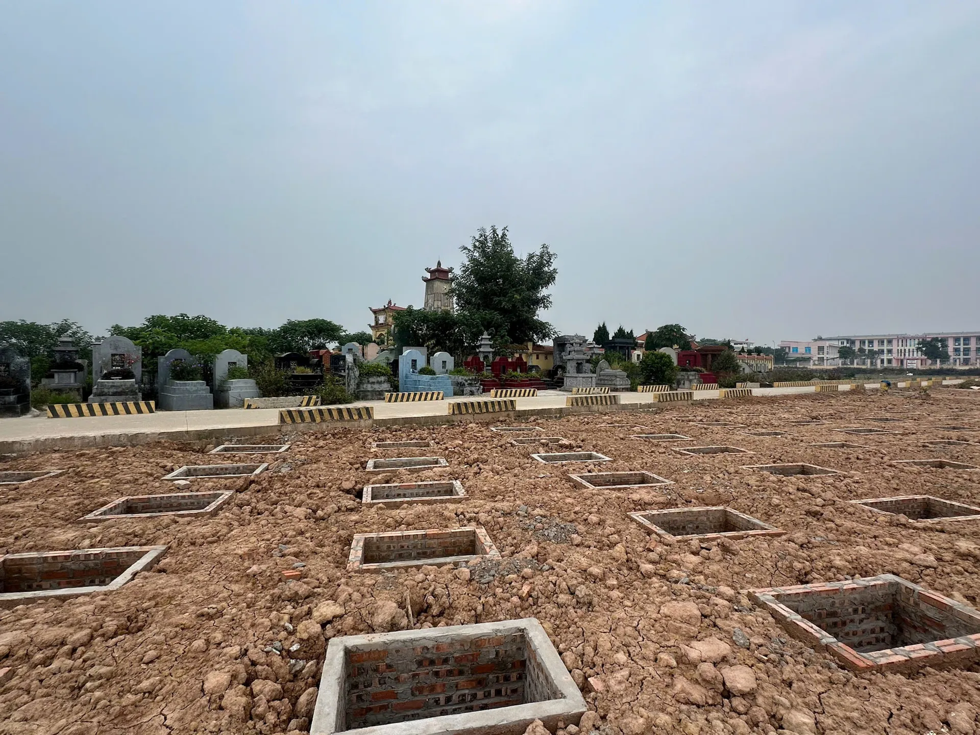 Người dân Thường Tín di chuyển mộ chí phục vụ GPMB dự án Khu đô thị thể thao quốc tế Hà Nội