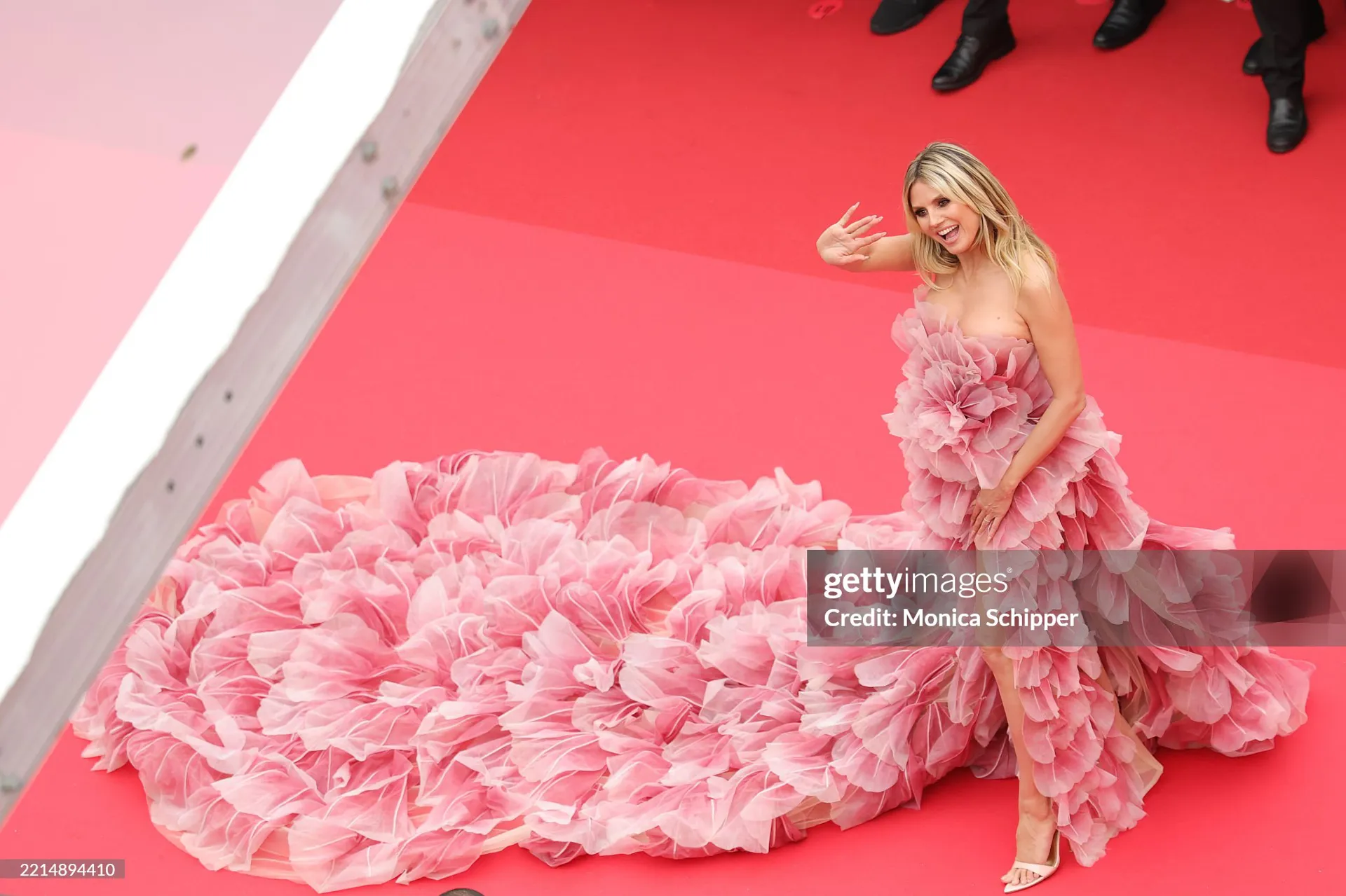 Dàn mỹ nhân khoe chân dài sau quy định cấm hở bạo trên thảm đỏ LHP Cannes