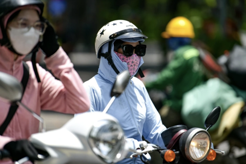 Vượt 40 độ C, Hà Nội và miền Trung ngột ngạt trong "chảo lửa" đầu Hè 2025