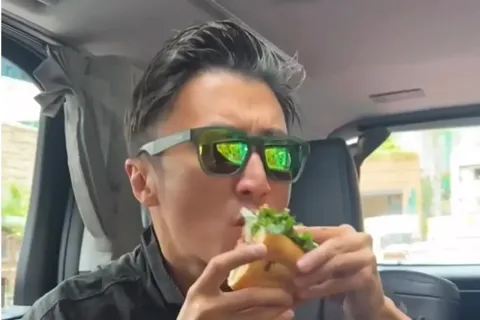 Tạ Đình Phong thích thú khi được ăn bánh mì Việt Nam