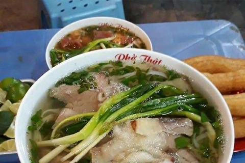 DPR Ian ăn phở đêm ở Hà Nội, người hâm mộ kéo đến check-in