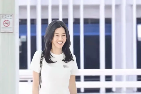 Seo Ye Ji khoe dáng đẹp khi xuất hiện tại Việt Nam