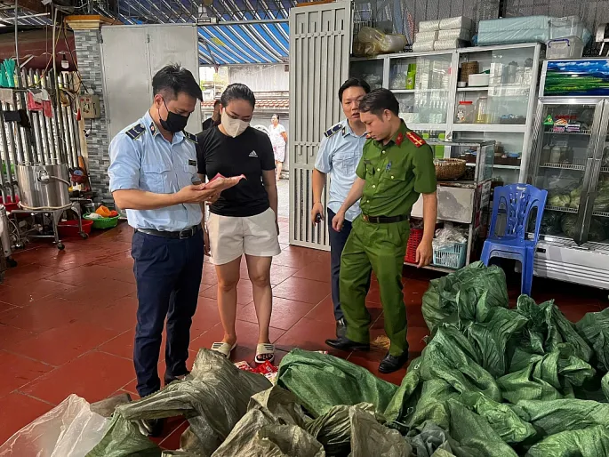 Bí mật bên trong cơ sở kinh doanh thực phẩm ở phường Yên Hòa ngay trước Tết Trung thu