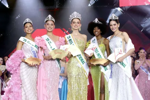 Thanh Thủy rạng rỡ bên tân Hoa hậu Quốc tế - Miss International 2025