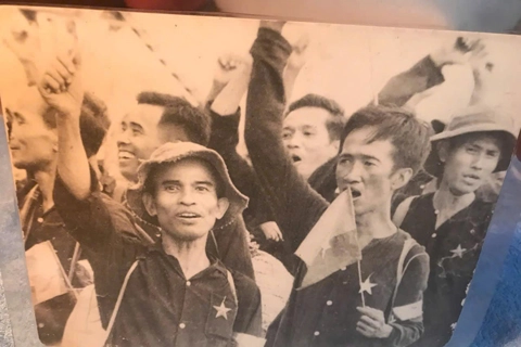 Đi xem triển lãm A80, gia đình vỡ òa tìm thấy hồ sơ cán bộ đi B của ông nội