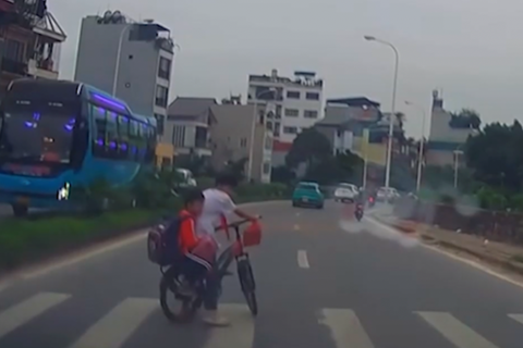 Hà Nội: Khuất tầm nhìn, ô tô suýt đâm vào học sinh sang đường