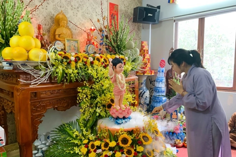 Vì sao đại lễ Phật Đản luôn có nghi thức tắm Phật?
