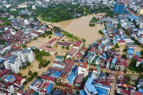Lũ sông Cầu vượt đỉnh lịch sử, Thái Nguyên chìm trong biển nước