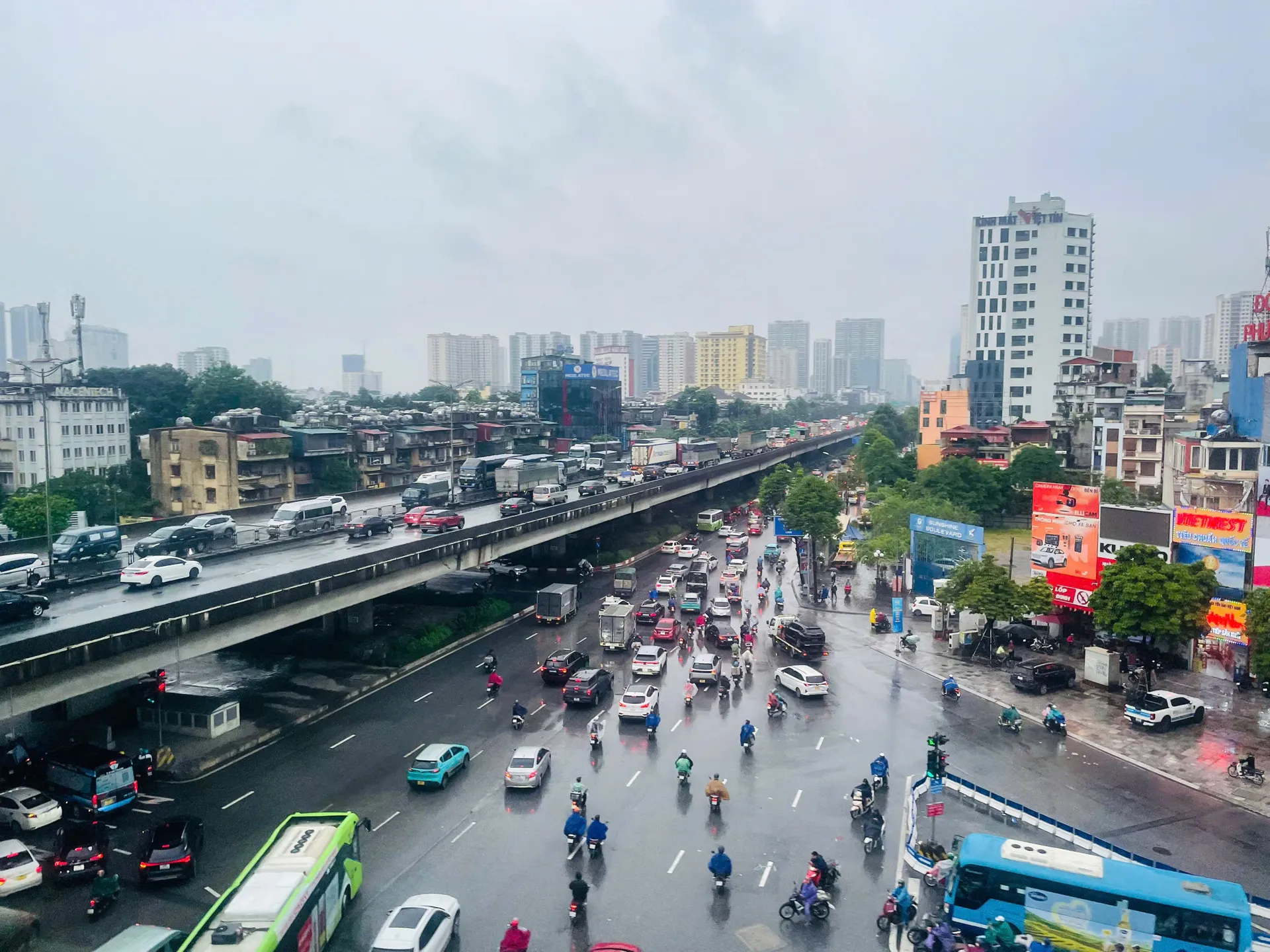 Thời tiết ngày 22/12/2025: Miền Bắc, Hà Nội mưa rải rác, sương mù