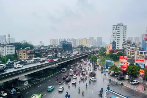 Thời tiết ngày 22/12/2025: Miền Bắc, Hà Nội mưa rải rác, sương mù