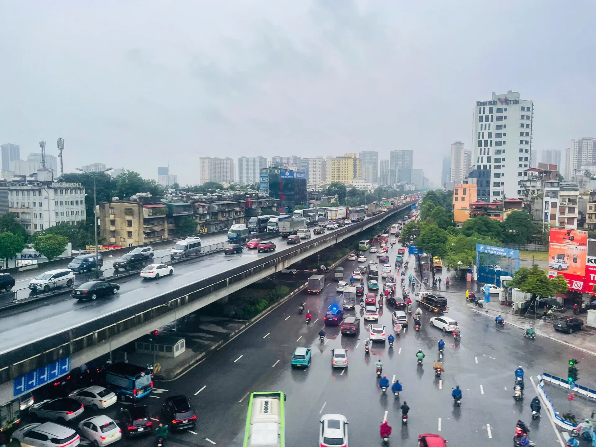 Thời tiết ngày 16/11/2025: Hà Nội mưa rải rác, sáng trời rét