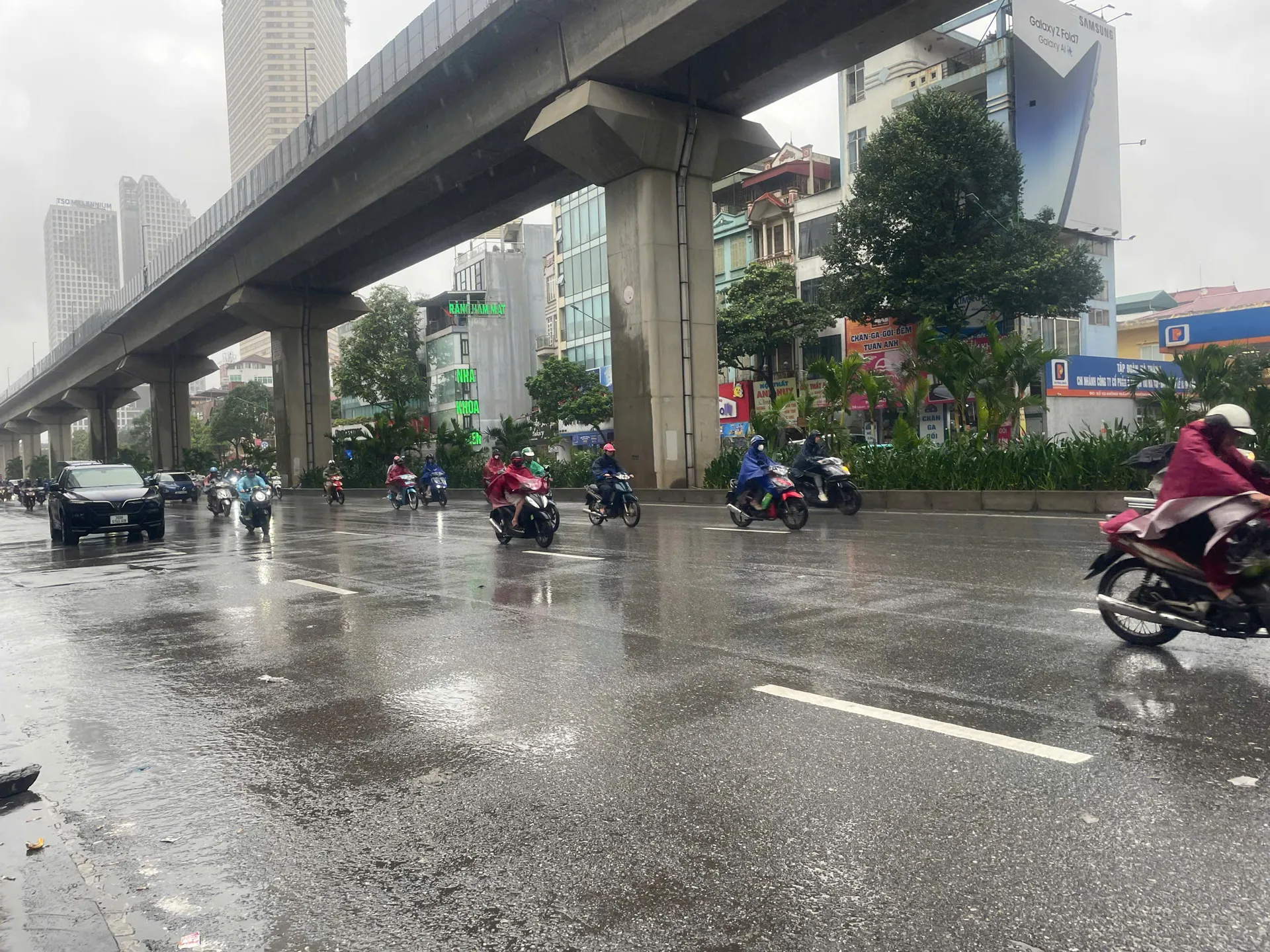 Thời tiết ngày 19/11/2025: Miền Bắc, Hà Nội chìm trong mưa rét, nhiệt độ giảm sâu
