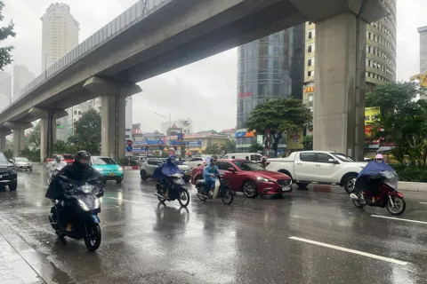 Không khí lạnh tăng cường kết hợp mưa lớn: miền Trung ngập nặng, miền Bắc rét buốt sớm