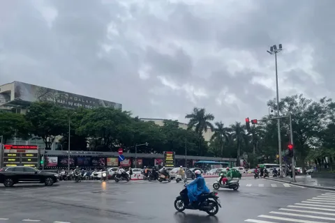 Không khí lạnh gây mưa tại Hà Nội và nhiều khu vực khác trên cả nước, nhiệt độ giảm sâu