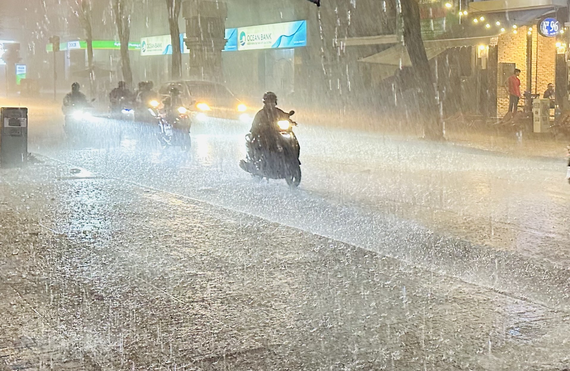 Hà Nội và nhiều tỉnh thành mưa lớn, dông, lốc, sét, mưa đá bất thường