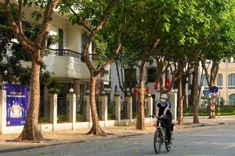 Dự báo thời tiết ngày 2/5/2025: Miền Bắc và Hà Nội ngày nắng, miền Nam mưa to