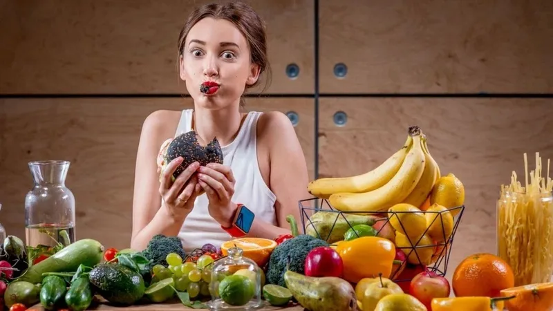 Báo động chứng ăn vô độ ở người trẻ: Hệ lụy nguy hiểm từ ăn mất kiểm soát và hành vi bù trừ tiêu cực