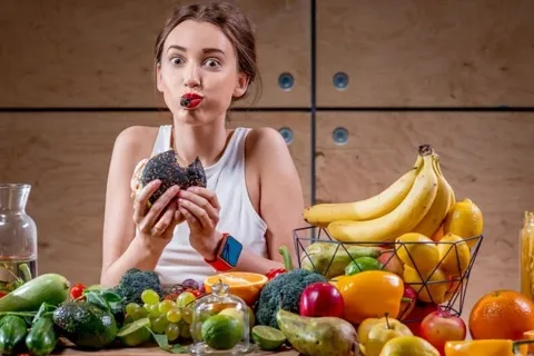 Báo động chứng ăn vô độ ở người trẻ: Hệ lụy nguy hiểm từ ăn mất kiểm soát và hành vi bù trừ tiêu cực