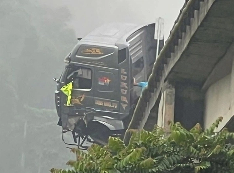 Tông liên hoàn trên cao tốc Nội Bài Lào Cai, xe container lơ lửng trên thành cầu