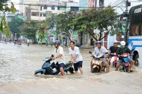Triều cường “kép” tấn công hai miền Nam - Bắc, nước dâng vượt 4m, nguy cơ ngập diện rộng