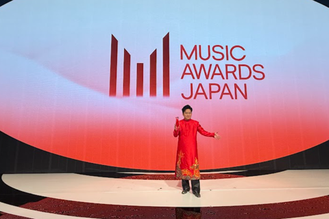 Tùng Dương tự hào hát 'Một vòng Việt Nam' khi nhận giải Music Awards Japan
