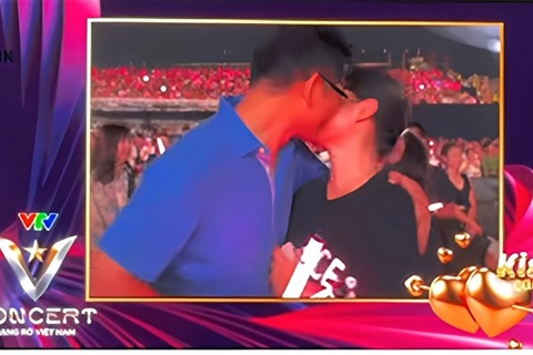 Màn kiss cam gây bão tại Hà Nội