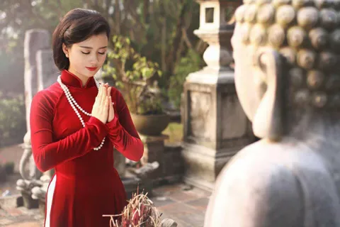 Văn khấn mùng 1 tháng 8 âm lịch Ất Tỵ 2025 chuẩn nhất theo truyền thống Việt Nam