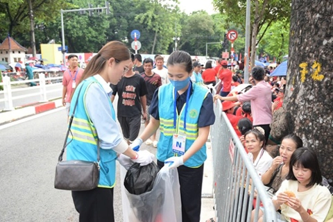 Nhiều người dân chủ động bỏ rác vào thùng, phối hợp cùng công nhân vệ sinh