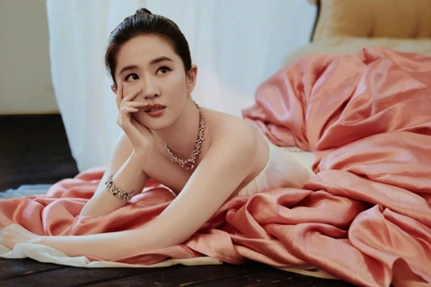 Lưu Diệc Phi 38 tuổi, sống ra sao trong biệt thự rộng bằng cả công viên?