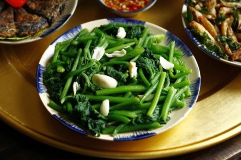 Mẹo xào rau không dầu mỡ vẫn xanh, ngon
