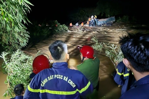 Xuyên đêm giải cứu 1 người lớn, 3 trẻ em mắc kẹt giữa dòng nước xiết
