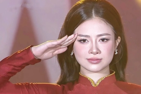 Dương Hoàng Yến gây sốt với khoảnh khắc chào cờ trên sóng truyền hình