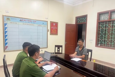 Tạm giữ đối tượng đánh nhân viên xe buýt, bắt quỳ xuống đường xin lỗi