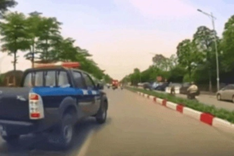 Công an Hà Nội xác minh xe biển xanh tạt đầu ô tô con trên đường phố
