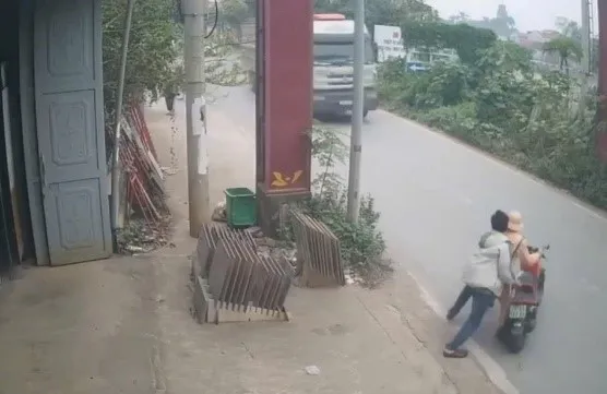 Danh tính đối tượng đẩy Cảnh sát giao thông vào đầu xe tải