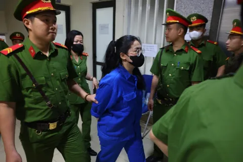 Vụ án hình sự có người chưa thành niên là bị hại được xét xử thế nào ?
