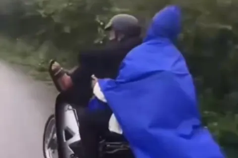 Triệu tập nam sinh lớp 12 điều khiển xe máy bằng chân