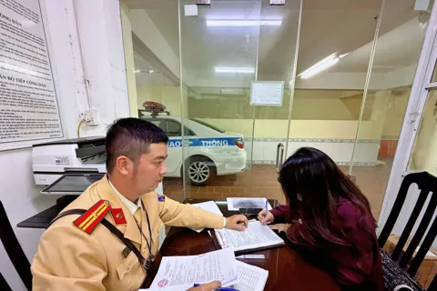 Đi ngược chiều trên đường Võ Chí Công, nữ tài xế bị phạt 19 triệu đồng