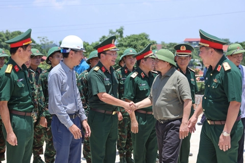 Thủ tướng kiểm tra tiến độ cầu Phong Châu, chỉ đạo triển khai tuyến cao tốc mới tại Phú Thọ