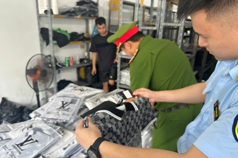 Liên tiếp phát hiện hàng nghìn sản phẩm không rõ xuất xứ tại xã Phù Đổng