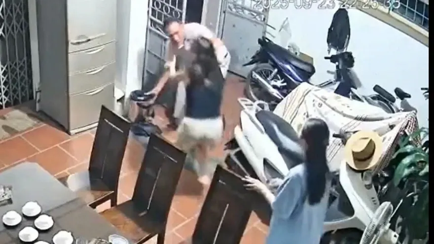 Điều tra vụ người đàn ông phá cổng nhà hàng xóm, xông vào đánh người ở Hà Nội